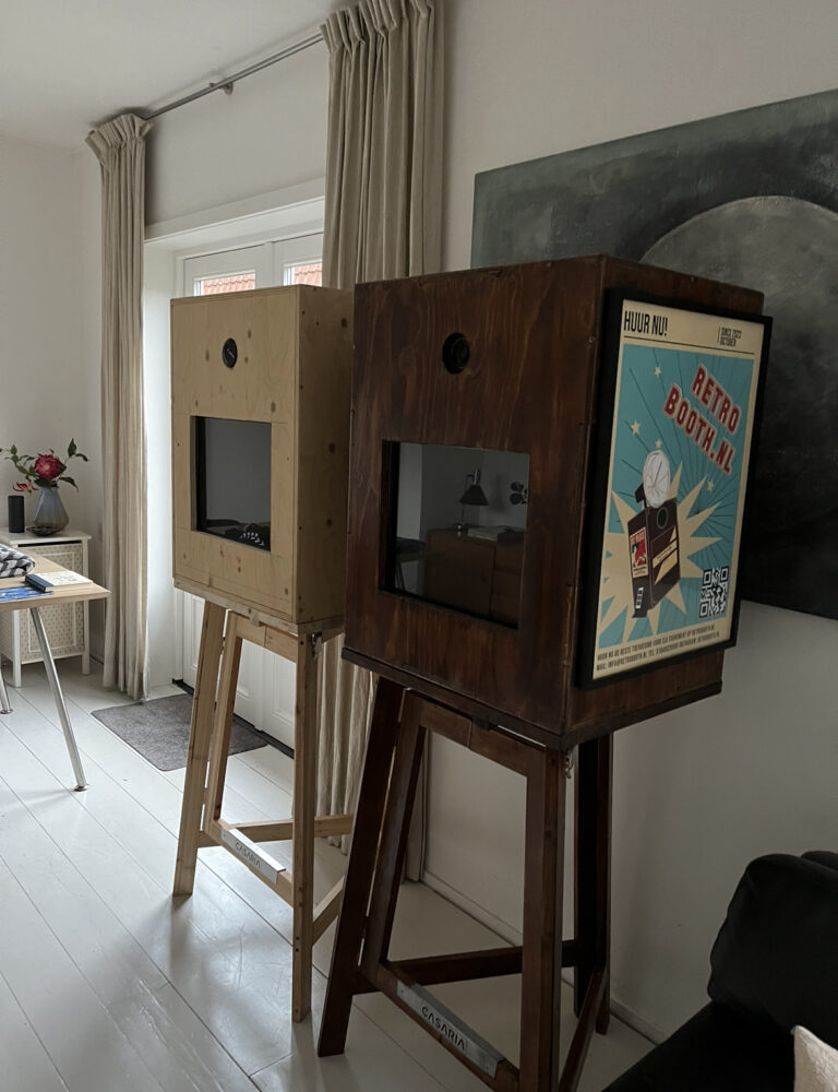 Twee afgewerkte RetroBooths naast elkaar