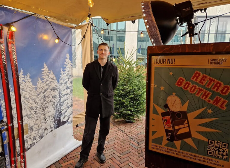 Etienne bij de RetroBooth op een kerstmarkt